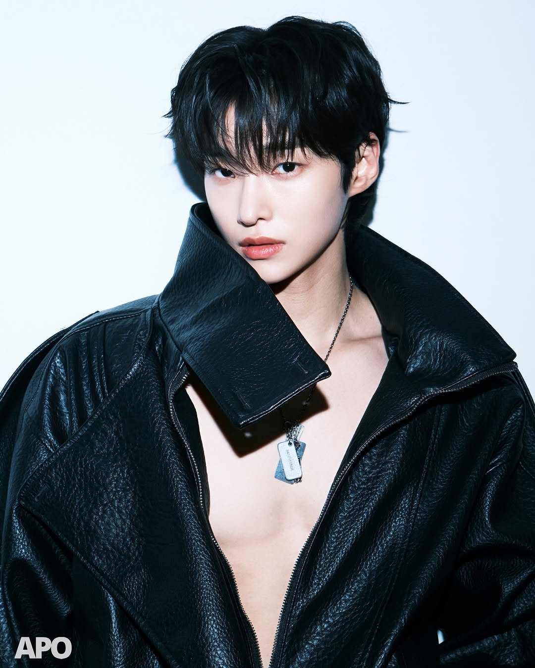 Photo shared by 간현배 on February 09, 2026 tagging @ohh_makeup, and @apostudio_official. May be an image of bolo tie.