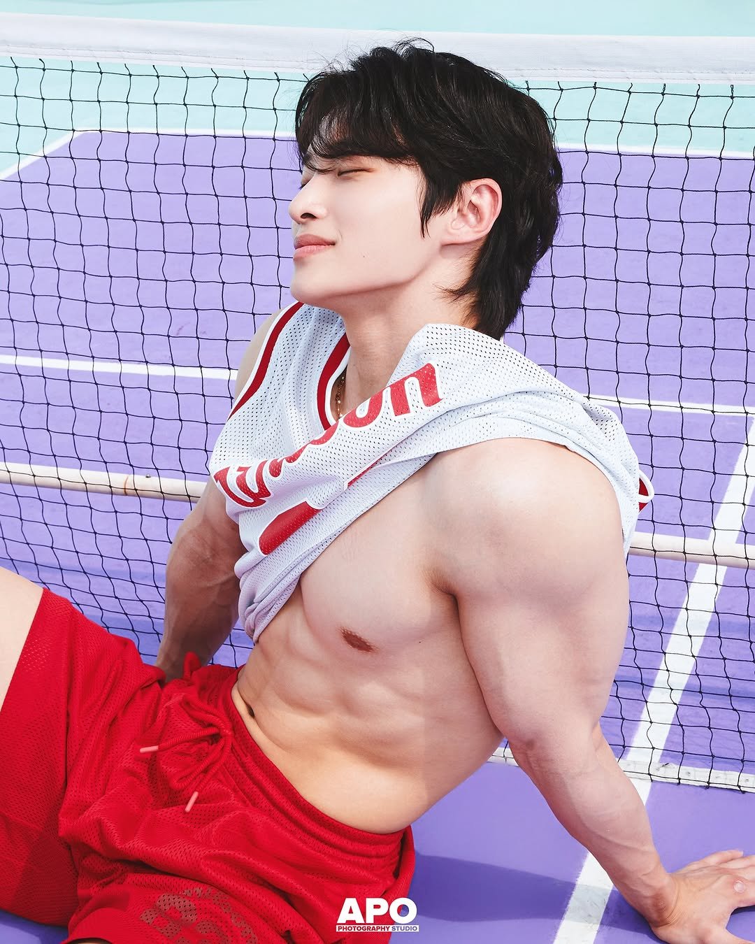 Photo shared by 간현배 on June 24, 2025 tagging @wilsonkorea, and @apostrophes_official. May be an image of 1 person, biceps and text.