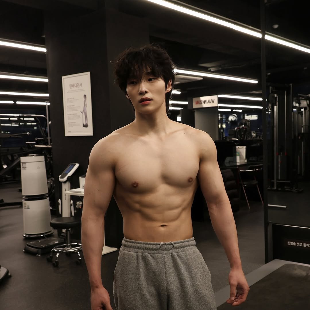 Photo by 간현배 on February 02, 2026. May be an image of one or more people, biceps, people bodybuilding and text.