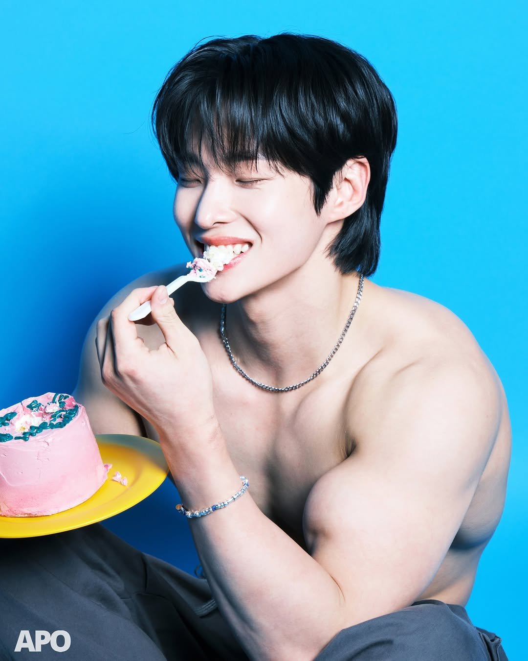 Photo shared by 간현배 on February 12, 2026 tagging @ohh_makeup, and @apostudio_official.