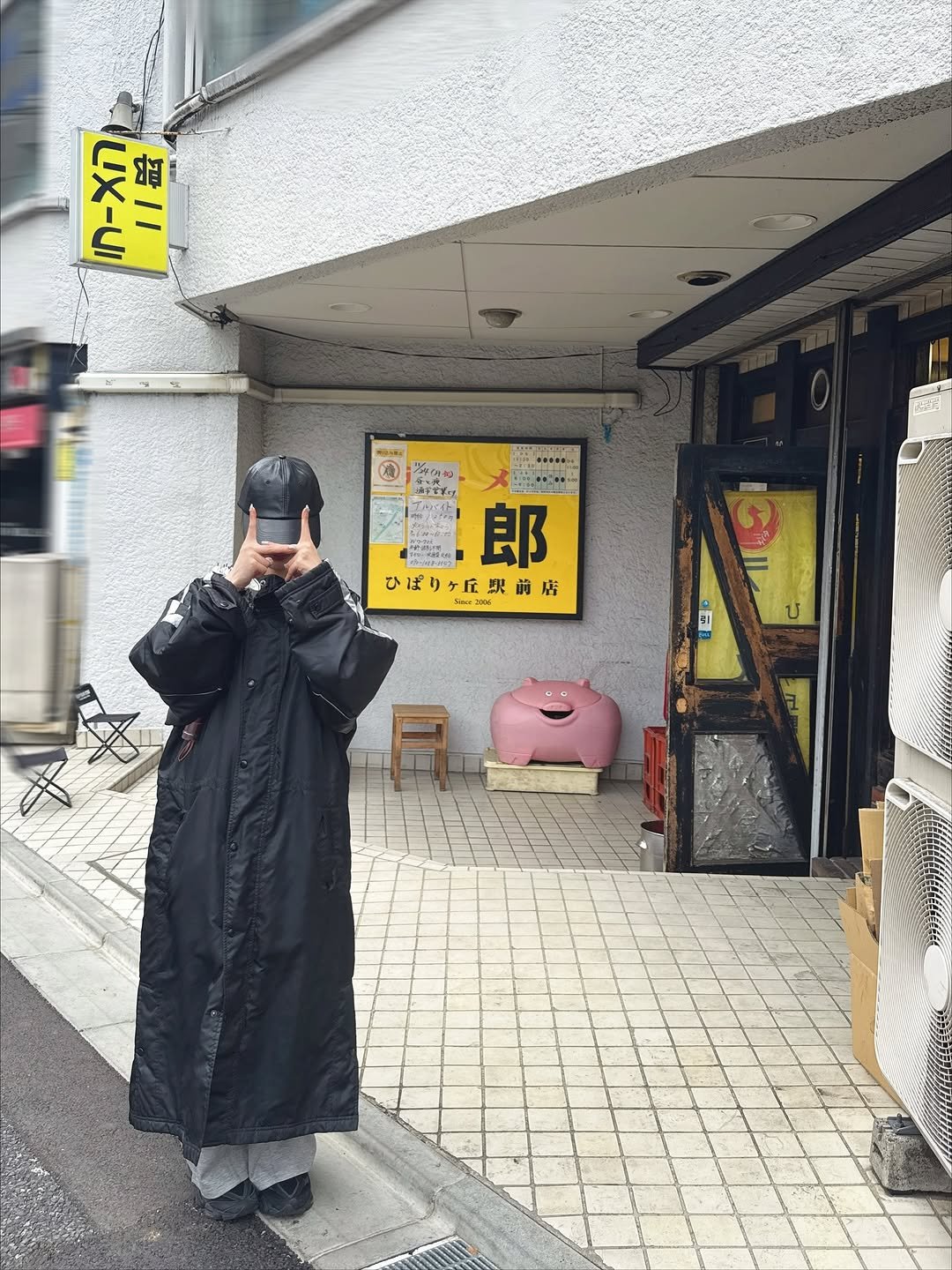 Photo by 桃乃木かな on November 19, 2025. May be an image of duffle coat, overcoat, raincoat, parka, cloak, beret and text.