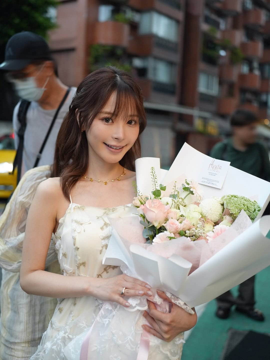 Photo by 桃乃木かな on April 19, 2026. May be an image of one or more people, hair, dress, baby's-breath, prairie gentian, white lily and text.
