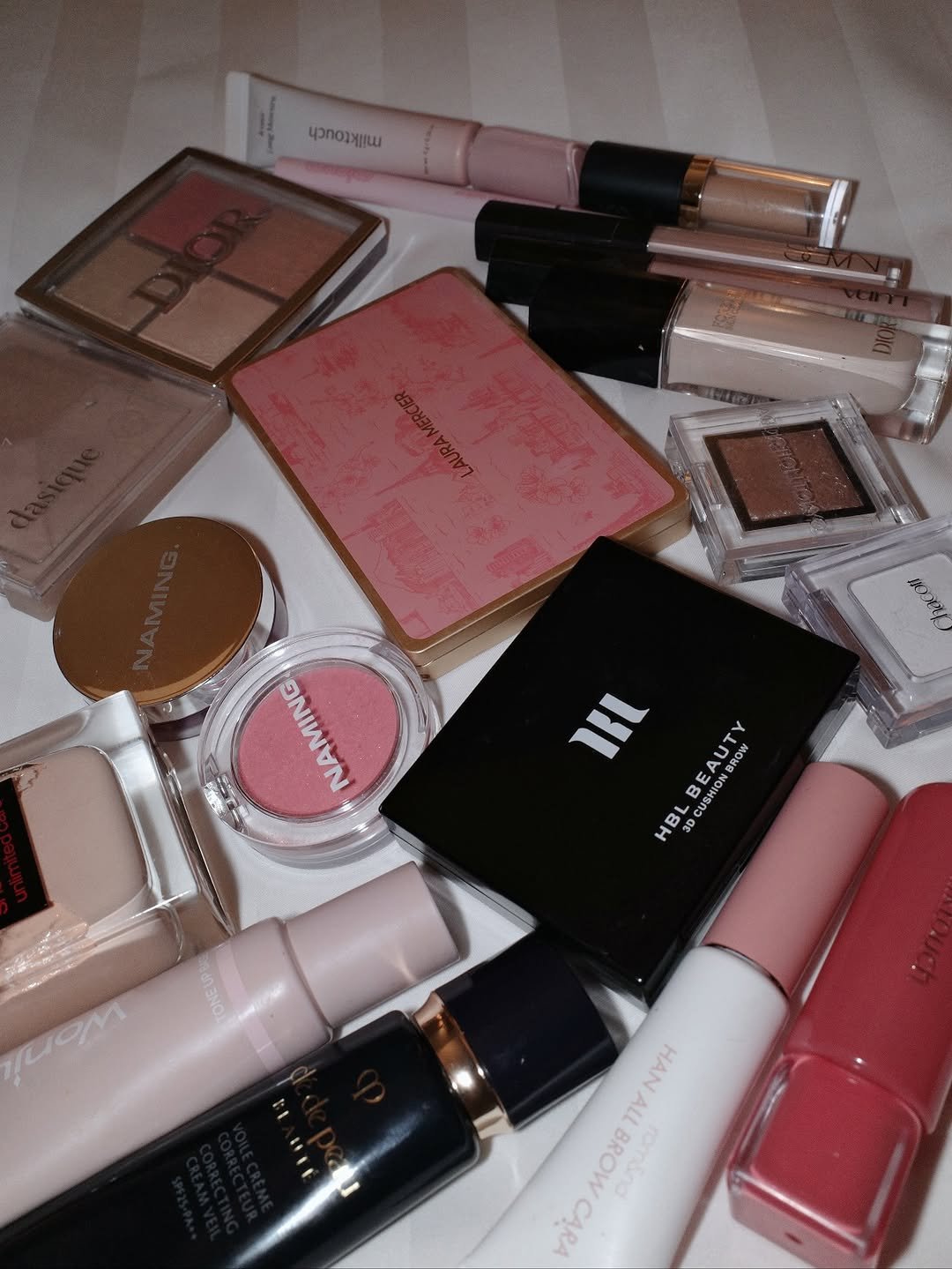 Photo by 桃乃木かな on November 18, 2025. May be an image of one or more people, makeup, lipstick, cosmetics, hand cream and text.