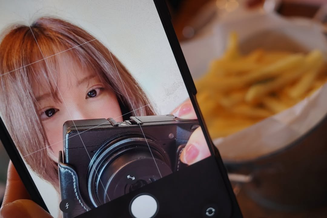 Photo by 桃乃木かな on February 24, 2026. May be an image of french fries, camera and text.