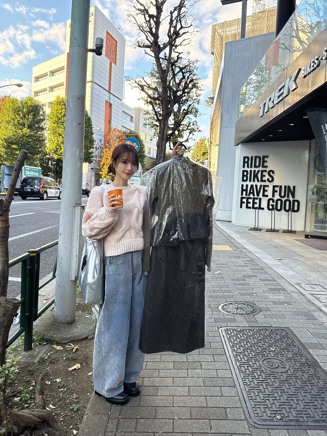 kana_momonogi 게시물 이미지: 初めて完成したお洋服を自宅に持って帰った日💭

最初のサンプルが上がったのは去年のこの時期だっ...