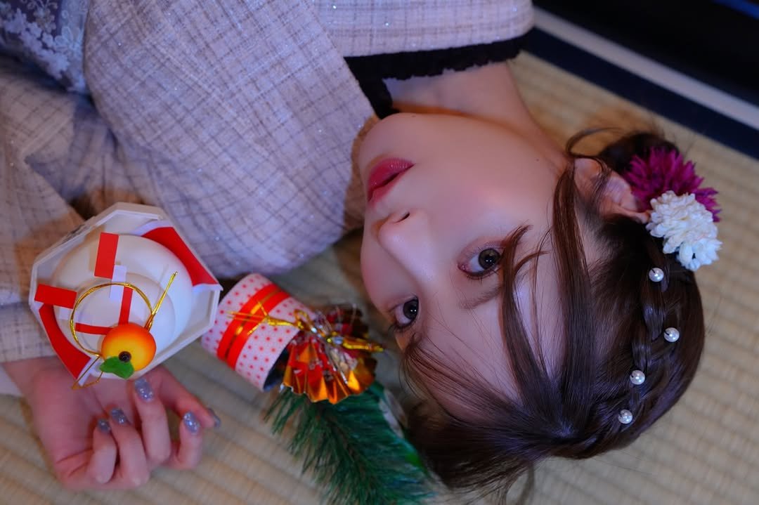 Photo by 桃乃木かな on February 16, 2026. May be an image of one or more people, hair and text.