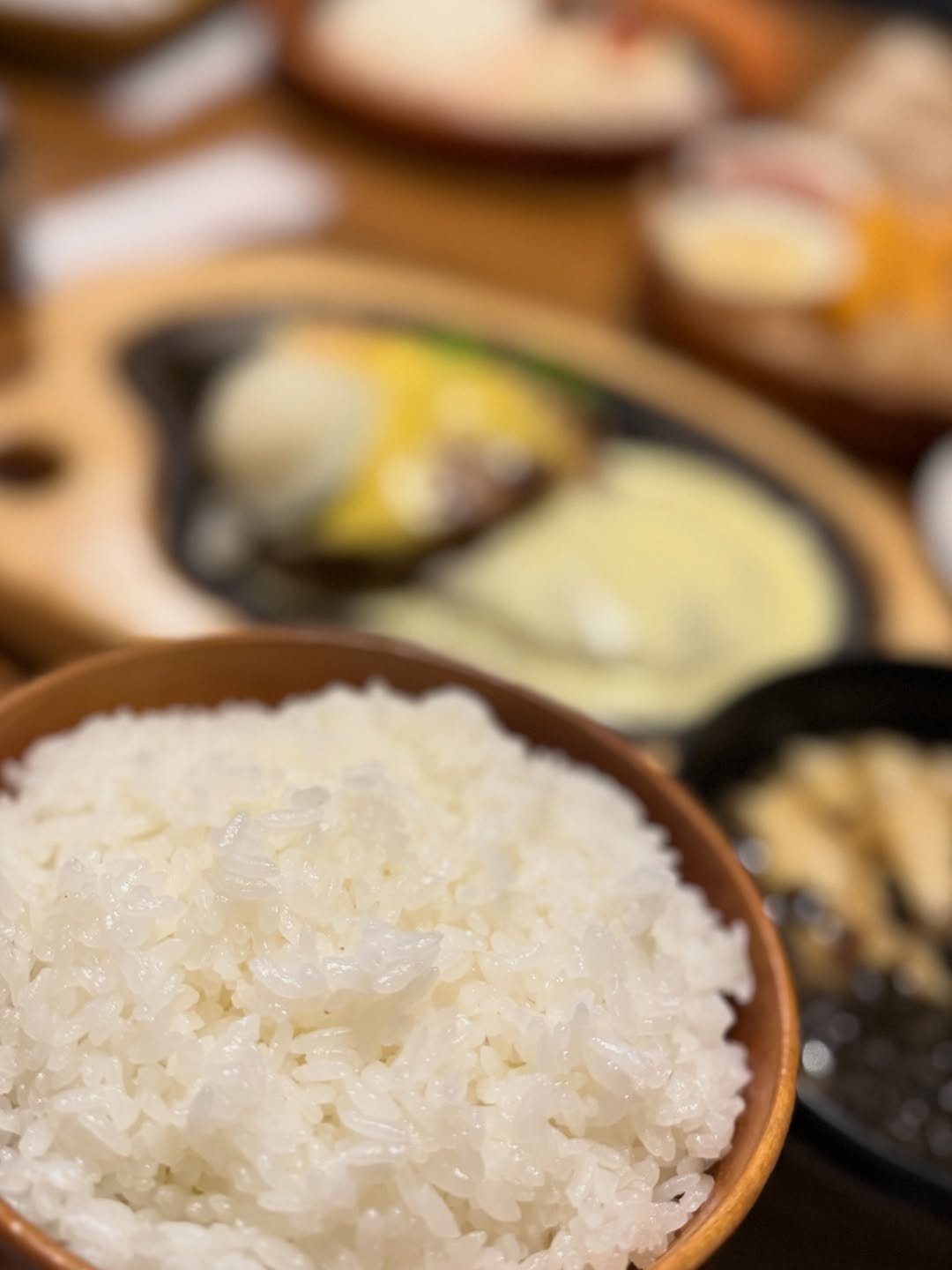 Photo by 桃乃木かな on November 29, 2025. May be an image of poached egg, egg yolk, congee, rice and text.