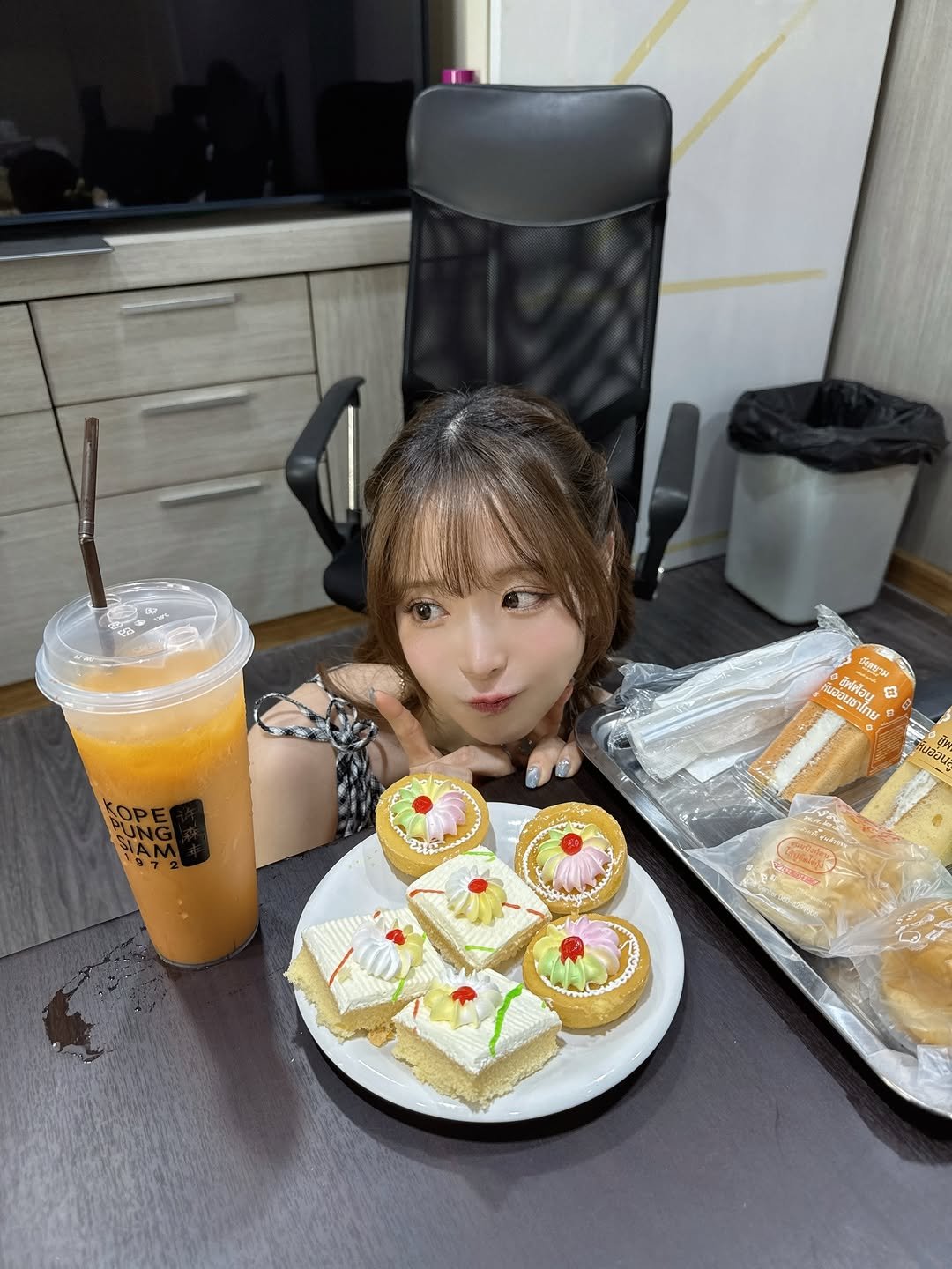 Photo by 桃乃木かな on November 24, 2025. May be an image of dessert, tea, juice, mango and text.