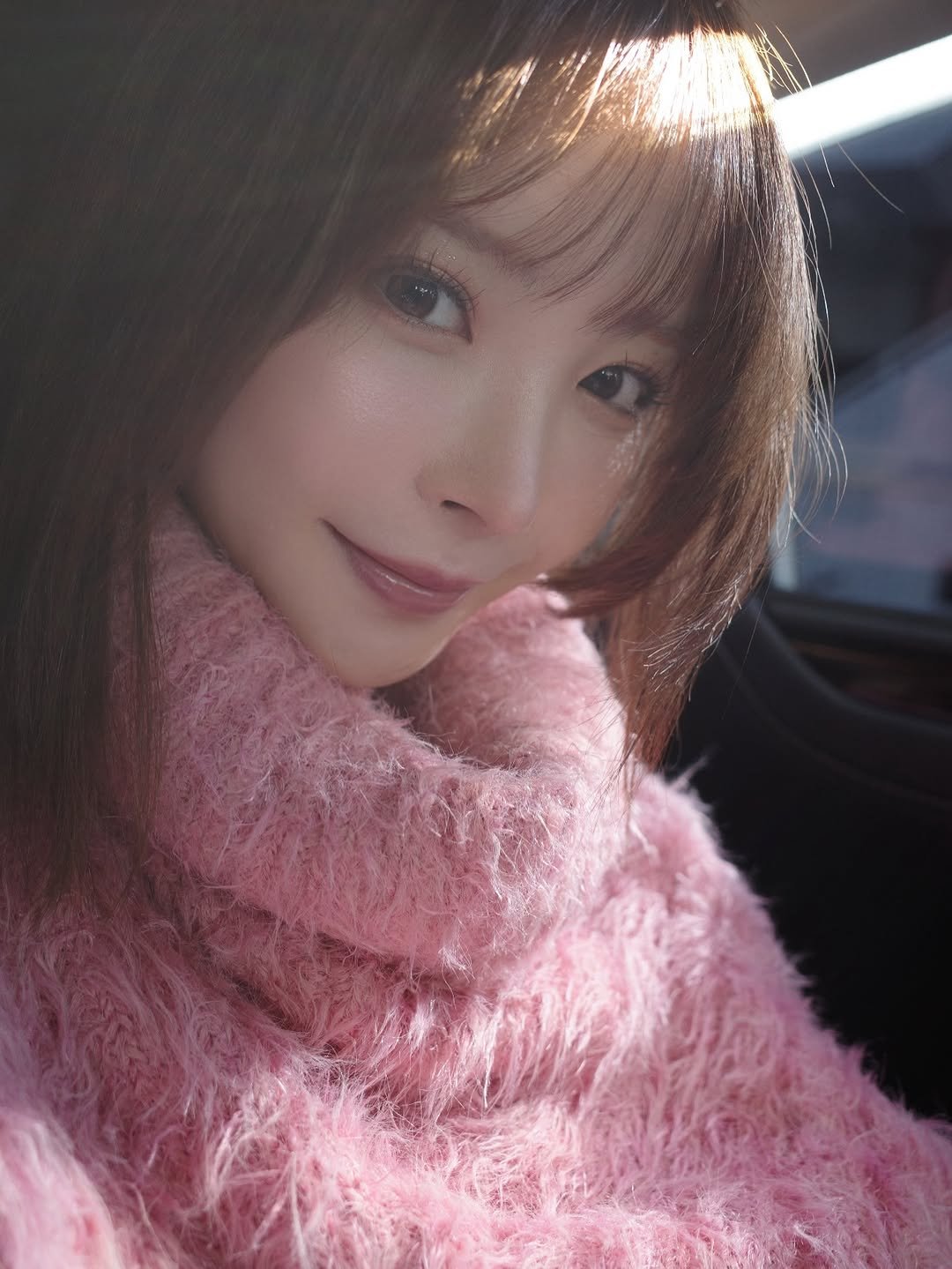 Photo by 桃乃木かな on January 03, 2026. May be an image of one or more people, hair, makeup, parka, turtleneck and text.