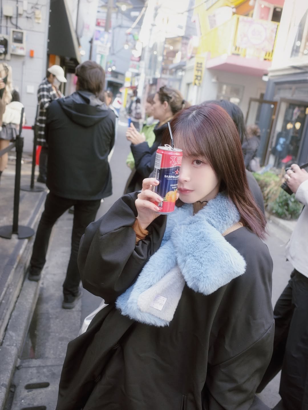 Photo by 桃乃木かな on February 20, 2026. May be an image of one or more people, duffle coat, parka and text.