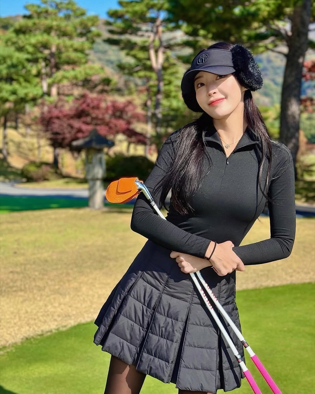 Photo shared by 강예진 on November 03, 2025 tagging @smithleather.official. May be an image of golf, golf club, golf course and text.