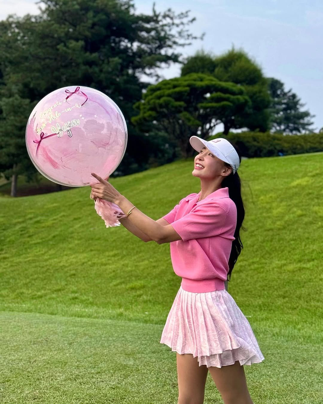 Photo by 강예진 on August 13, 2025. May be an image of 1 person, golfing, ball, balloon, golf course and text.