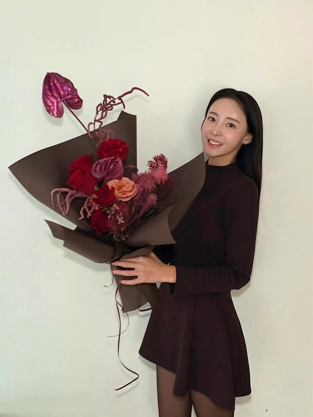 Photo shared by 강예진 on December 10, 2025 tagging @herne.clinic.style, @yejin_hada, and @herne_clinic_official. May be an image of balloon, bouquet, flower arrangement, prairie gentian, rose and carnation.