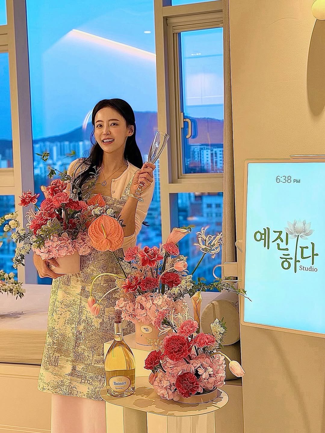 Photo by 강예진 on March 14, 2026. May be an image of flower arrangement, baby's-breath, carnation and text.