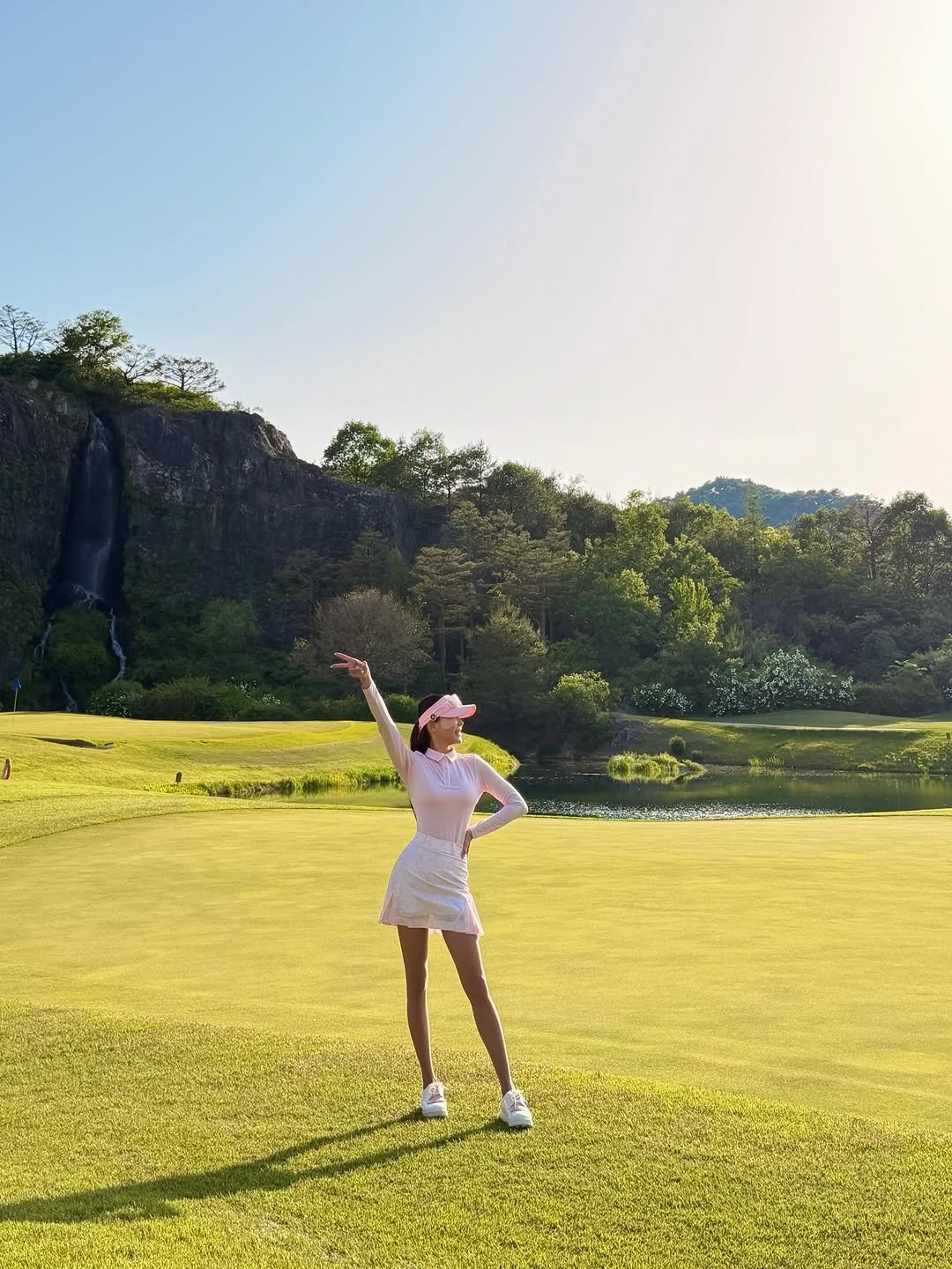 kang__yejin 게시물 이미지: ⛳️
.
.
좋아하는 사람들과
좋아하는 시간을 보내는 요즘💕

라운딩 갈 때마다...