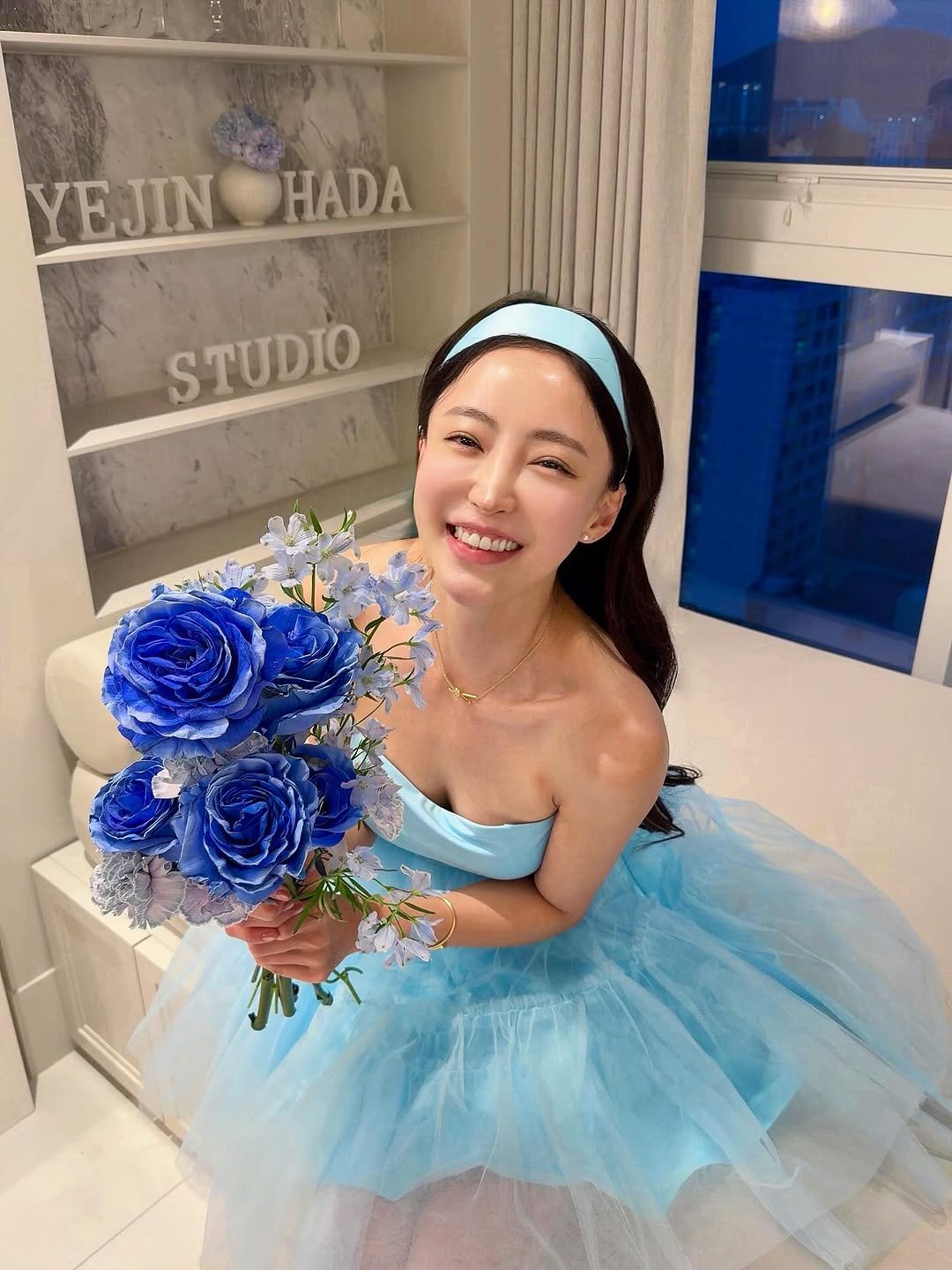 Photo by 강예진 on April 10, 2026. May be an image of one or more people, braids, dress, flower arrangement, prairie gentian, baby's-breath, rose and text that says 'YEJIN VEJINOHADA HADA STUDIO'.