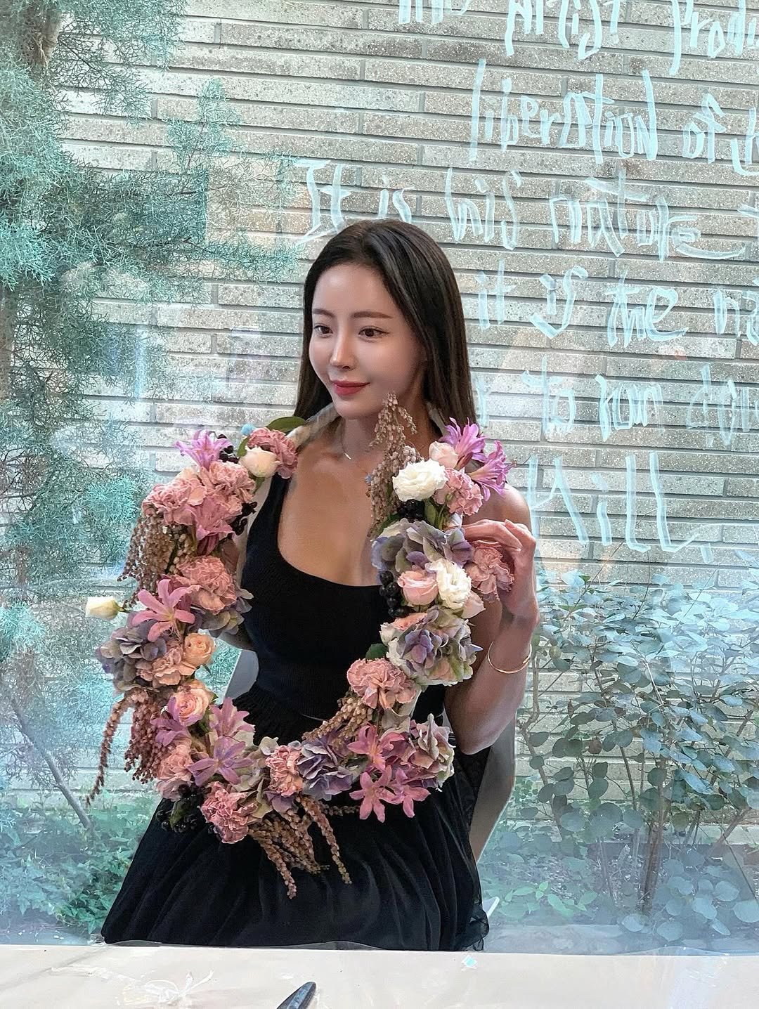 Photo shared by 강예진 on September 08, 2025 tagging @curlyshyll_official. May be an image of 1 person, flower arrangement, baby's-breath, prairie gentian, carnation, rose and text.