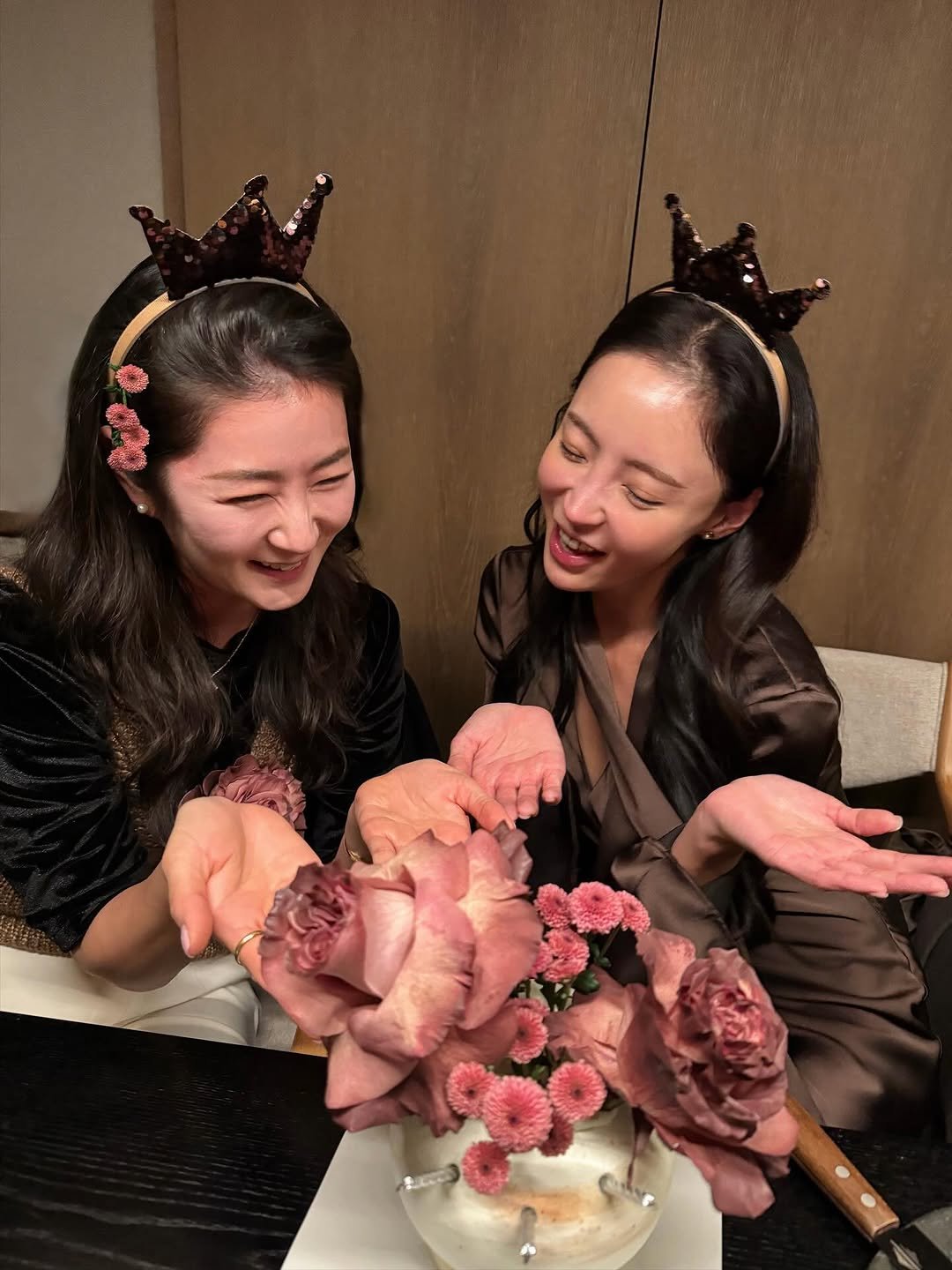 Photo shared by 강예진 on November 21, 2025 tagging @blossomsihyun, @unahausofficial, and @yejin_hada.