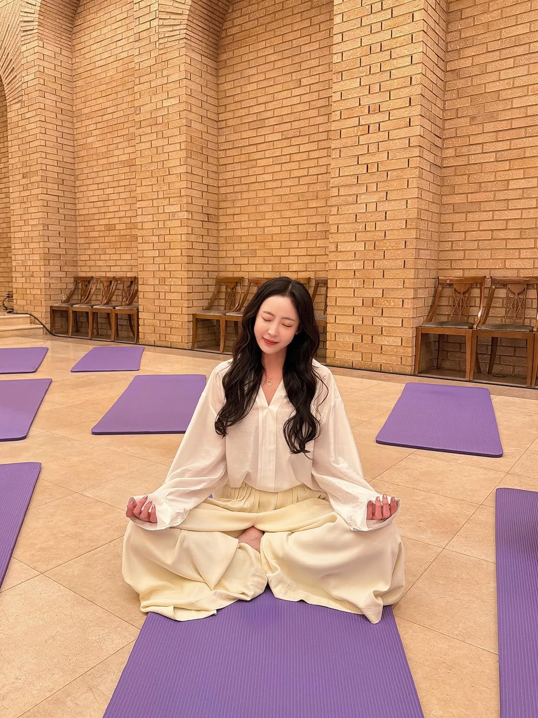 kang__yejin 게시물 이미지: 🧘🏻‍♀️
.
.
좋은 공간은
사람의 감각과 호흡까지 바꾼다.

잔잔한 피아노...