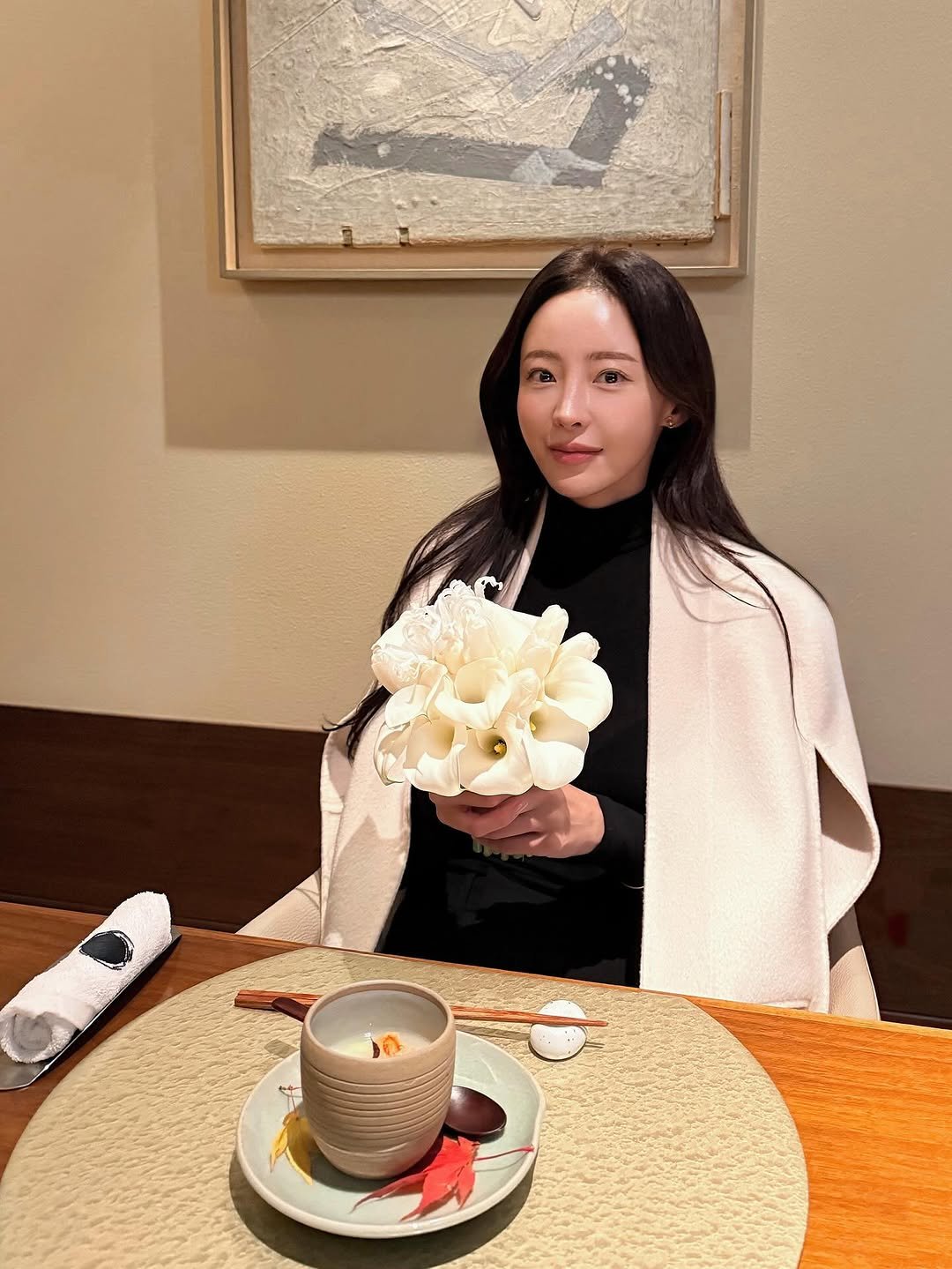 Photo by 강예진 on December 07, 2025. May be an image of cappuccino, flower arrangement, white lily, rose and text.