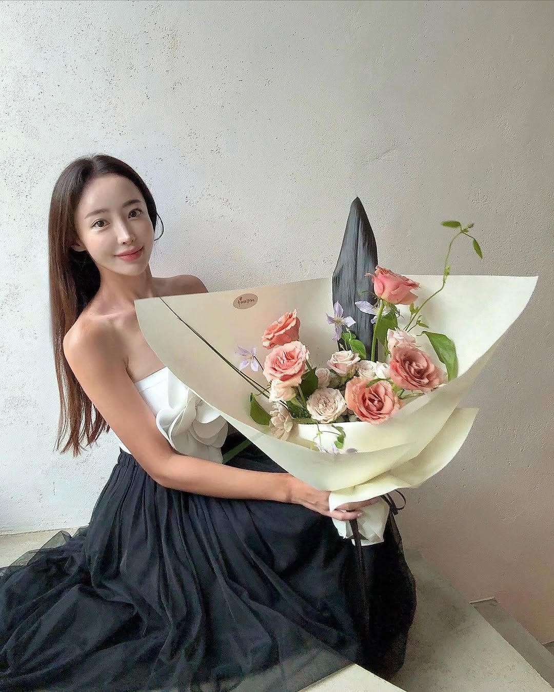 Photo shared by 강예진 on October 19, 2025 tagging @curlyshyll_official. May be an image of flower arrangement, bouquet, white lily, prairie gentian, baby's-breath, rose and text.