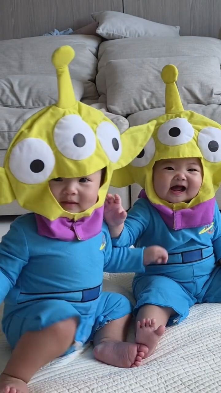 kangdantwins 게시물 이미지: 방금 극장에서 탈출한 토이스토리 외계인쌍둥이ㅋㅋㅋ 
Toy Story aliens...