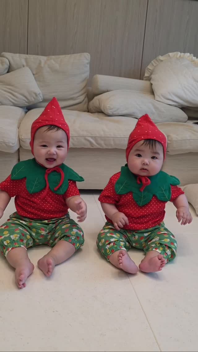 kangdantwins 게시물 이미지: 딸기만두🍓🥟 2개 포장이여ㅋㅋㅋ strawberry dumplings #강단남매 #딸기