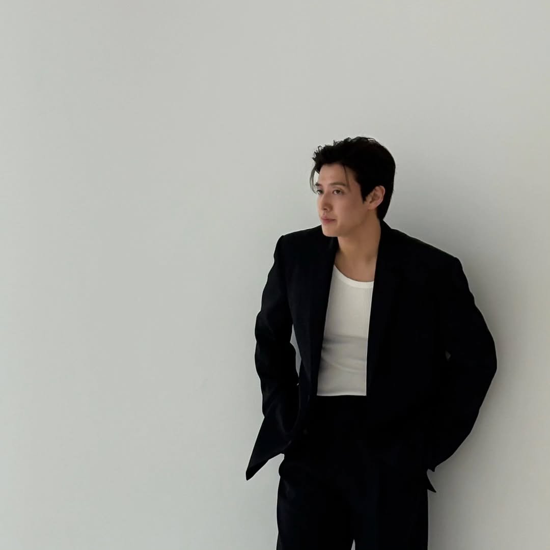 Photo by 강하늘 on February 11, 2026. May be an image of duffle coat, overcoat, suit, blazer and text.