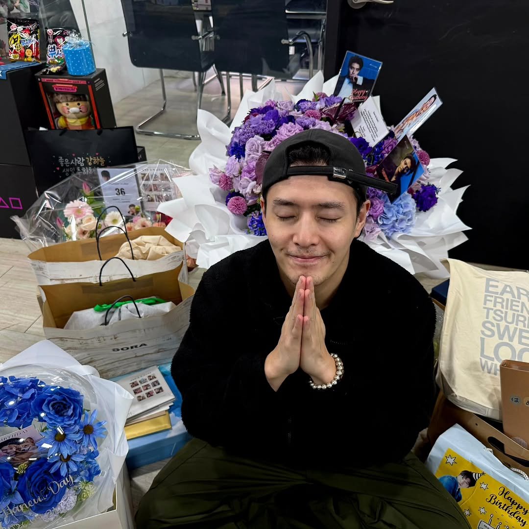 Photo by 강하늘 on February 21, 2026. May be an image of hamper, prairie gentian, baby's-breath, rose and text that says 'EAR FRIEN TSUR SWE ม RARONSIN Birtfiday Happ Birtfida'.