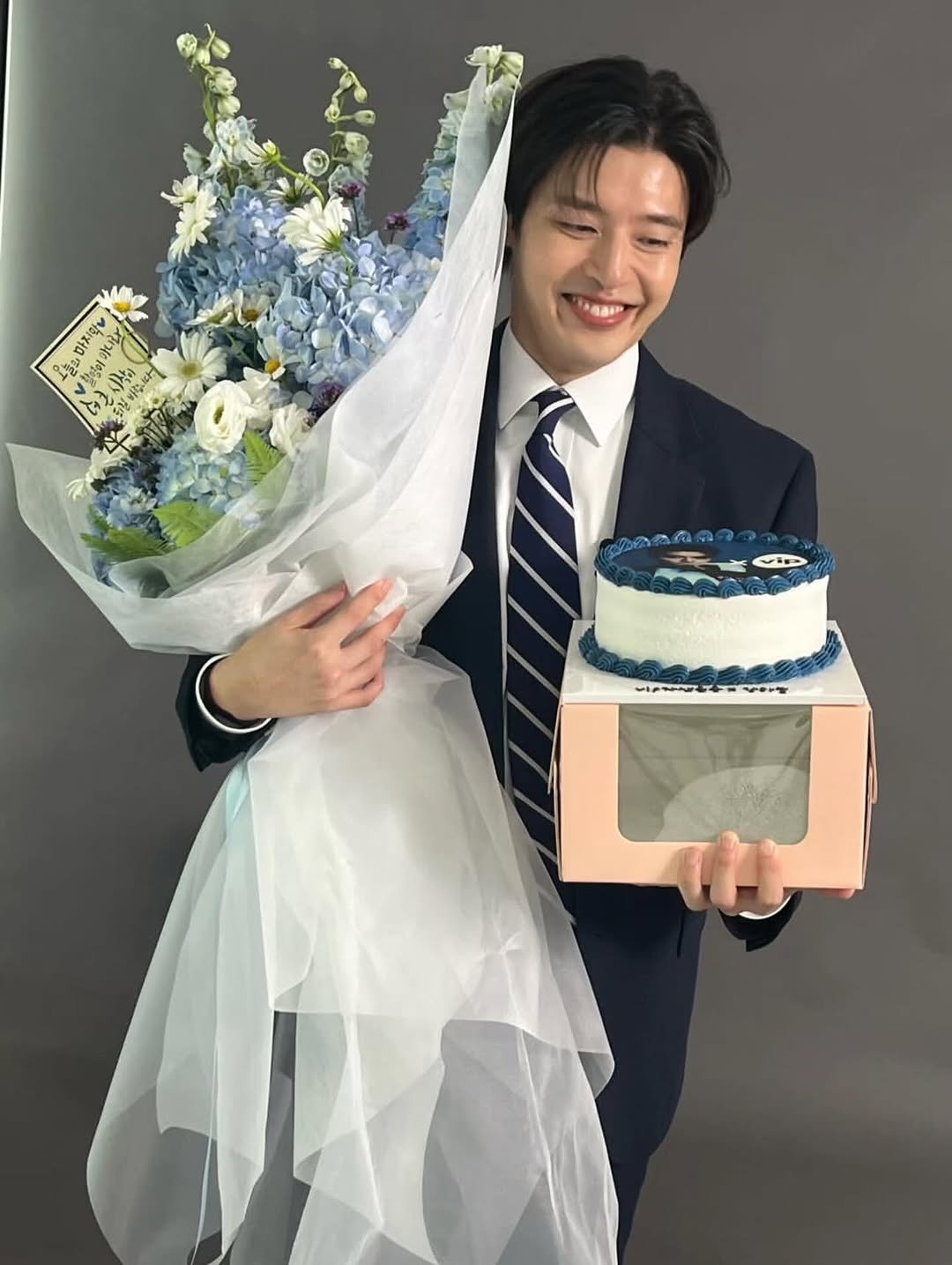 Photo by Kang Neul on October 20, 2025. May be an image of wedding cake, suit, prairie gentian, baby's-breath and text.