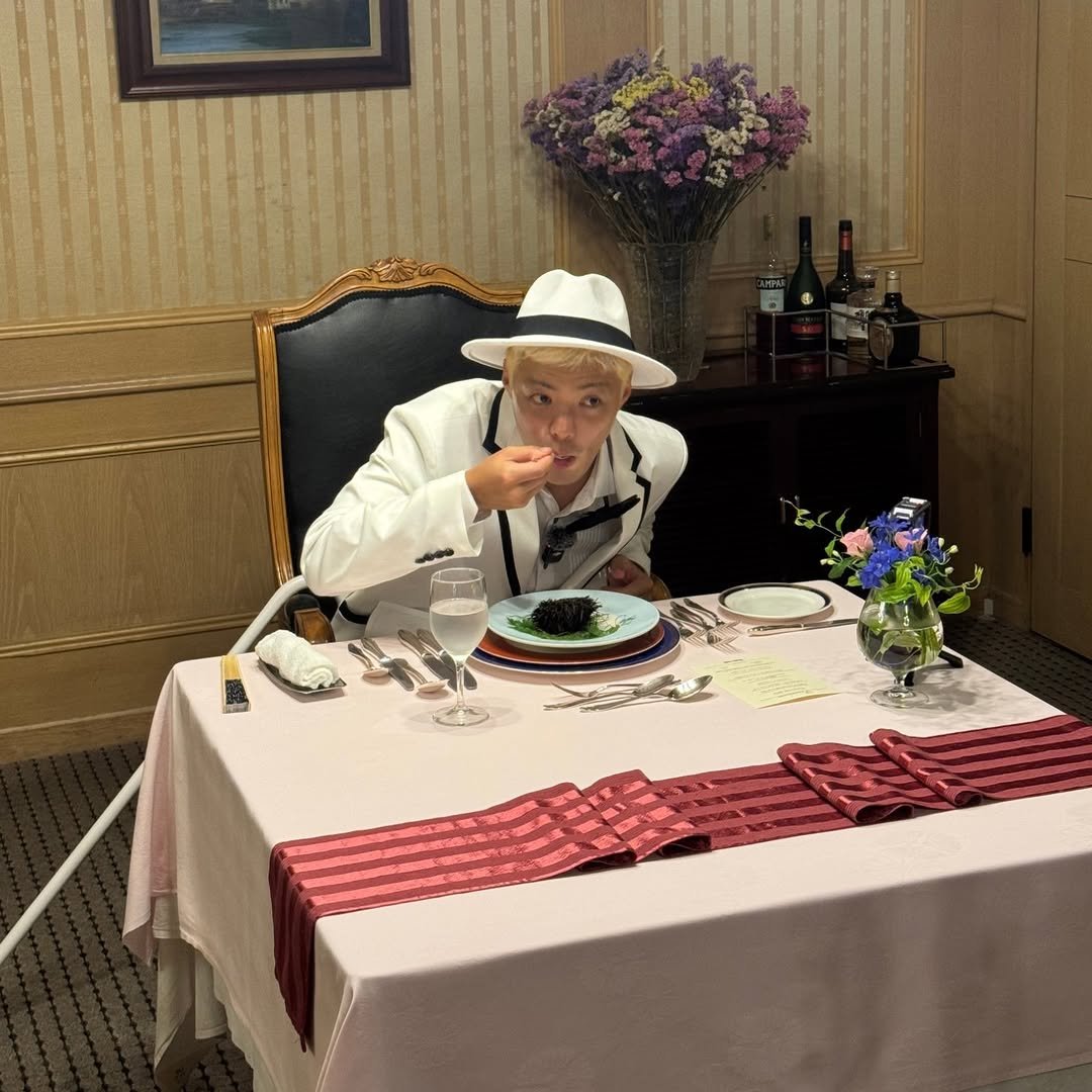 Photo by 강남 カンナム KANGNAM on October 01, 2025. May be an image of 1 person, tablecloth, bowler hat and text.