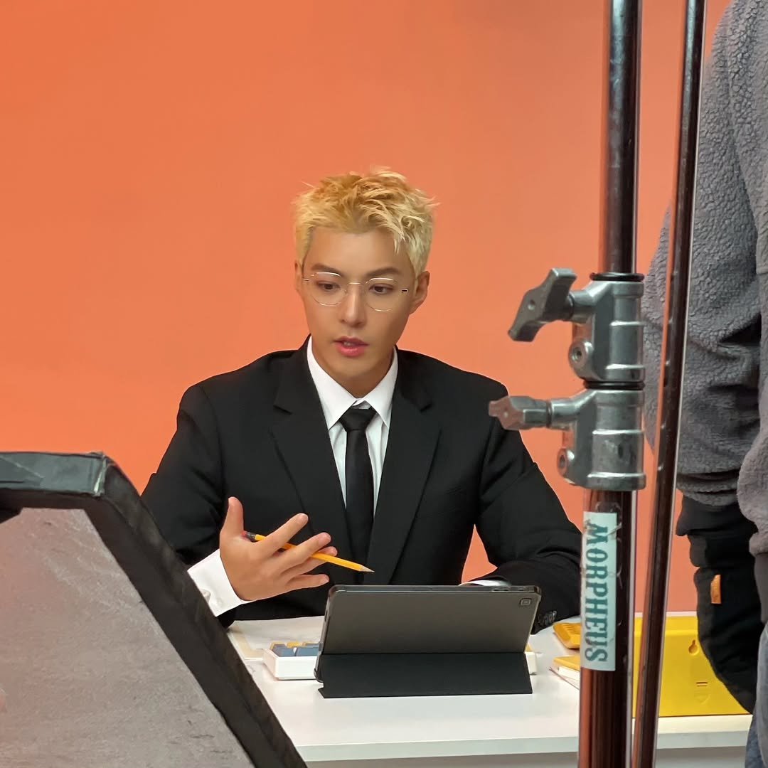 Photo by 강남 カンナム KANGNAM on April 17, 2026. May be an image of one or more people, blonde hair, makeup, suit, top, newsroom and text.