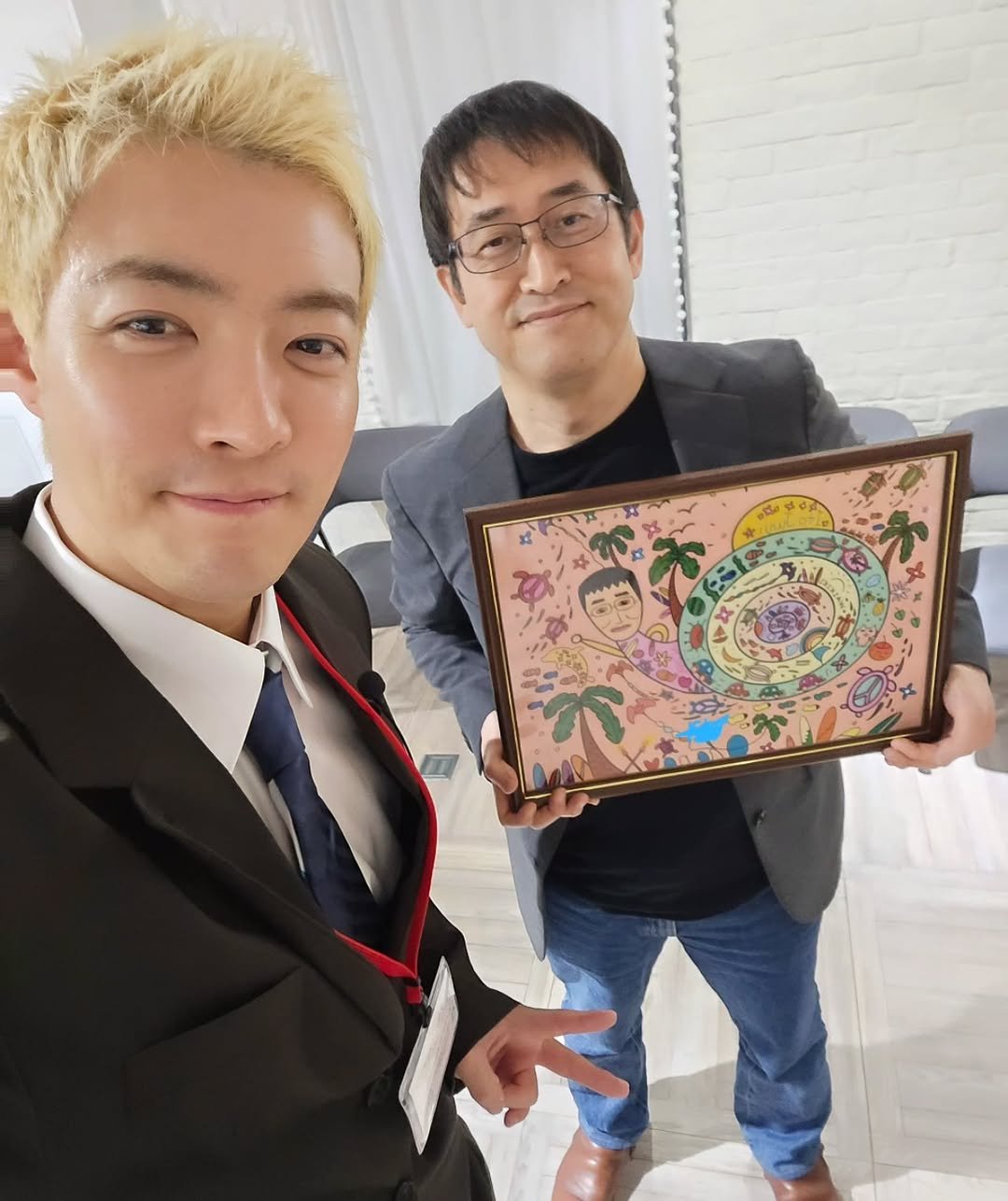 Photo by 강남 カンナム KANGNAM on March 25, 2026. May be pop art of top, picture frame, bolo tie and text.