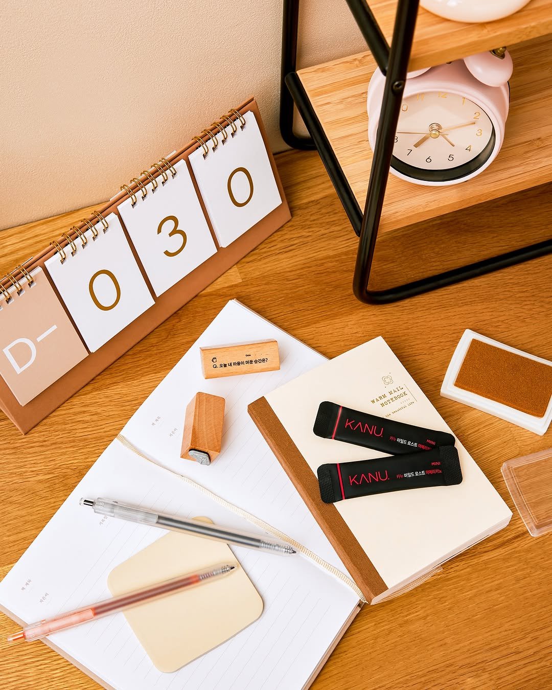 Photo by 카누 공식 인스타그램 on October 14, 2025. May be an image of mouse pad, stapler, ruler, clipboard, binder, calendar, office and text.