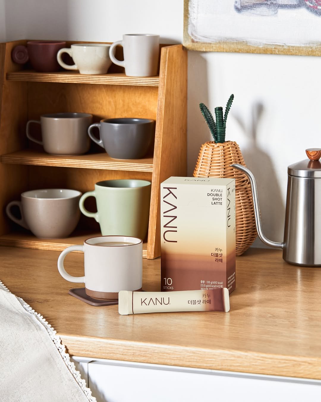 Photo by 카누 공식 인스타그램 on January 29, 2026. May be an image of coffee cup, cup, mug, coffee maker and text.