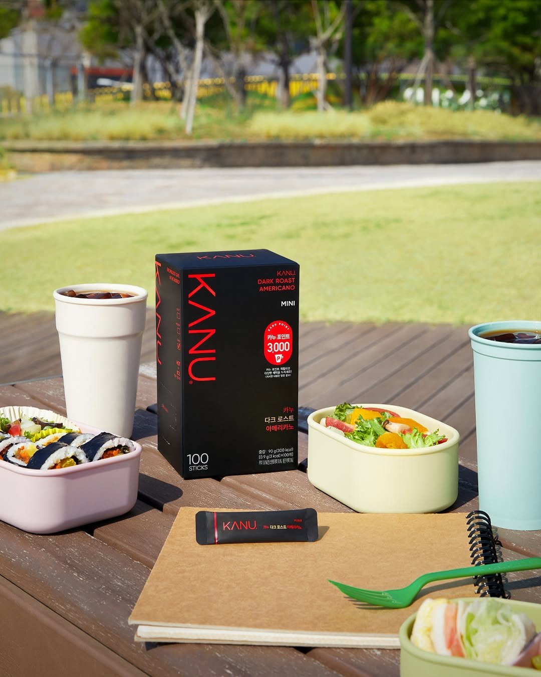 Photo by 카누 공식 인스타그램 on April 08, 2026. May be an image of ‎chopsticks, sharpener, kitchenware and ‎text that says '‎MINI DARKROAST ROAST DARK ٤ AMERIC AMERICANO 카누로인트 3,000 P 연성뉴료 다크 다크코스트 아메리카는 100 זזכה 池利小に者 有 ΚЛΝυ. :스로스로‎'‎‎.