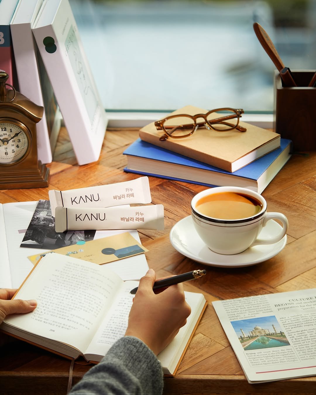 Photo by 카누 공식 인스타그램 on October 24, 2025. May be an image of studying, diary, coffee cup, cup, teacup, pen, newspaper, tea, book, office and text.