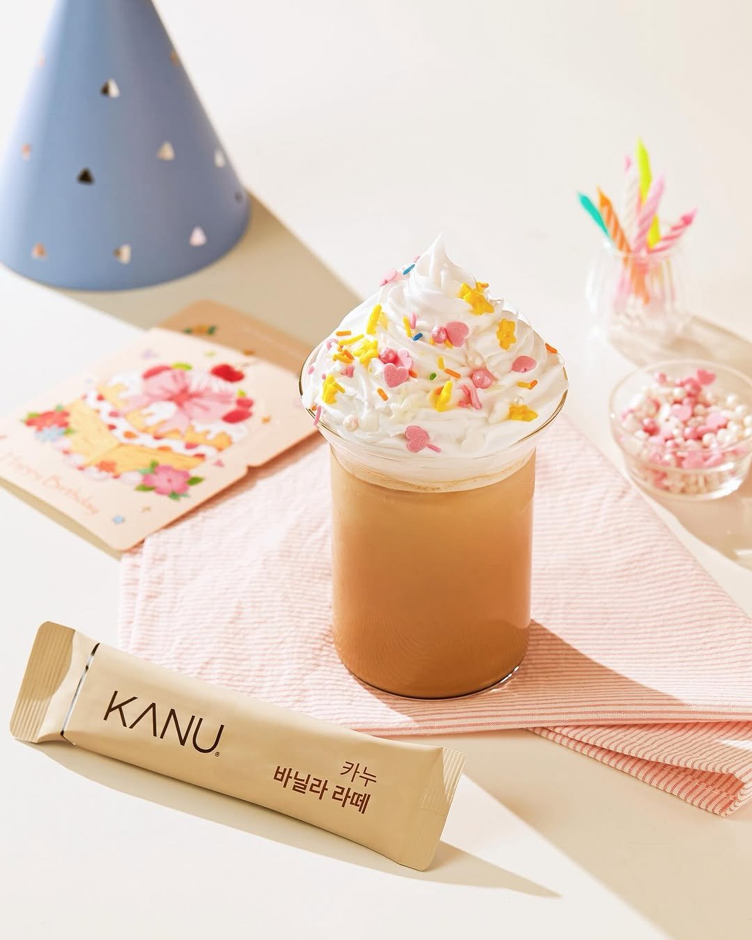 Photo by 카누 공식 인스타그램 on April 10, 2026. May be an image of breadstick, chocolate bar, spatula, hand cream, lotion, wafer, candle and text that says 'KANU. ΝΙ. 바닐라 바닐라라떼 라떼 카누'.