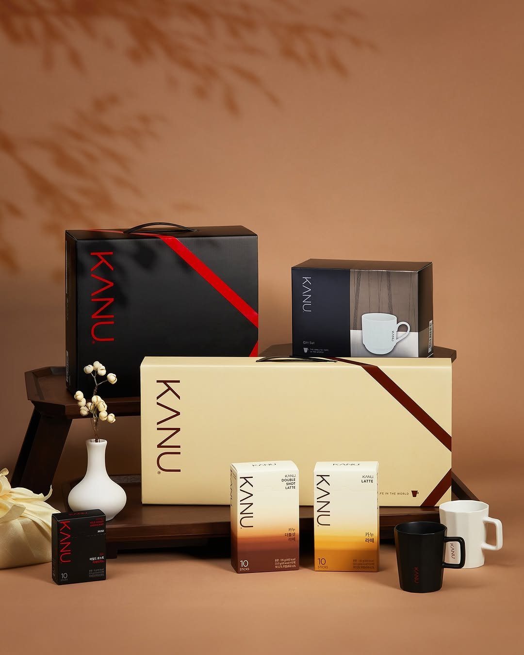 Photo by 카누 공식 인스타그램 on February 02, 2026. May be an image of fragrance, coffee maker, box, perfume, hamper, carton and text.