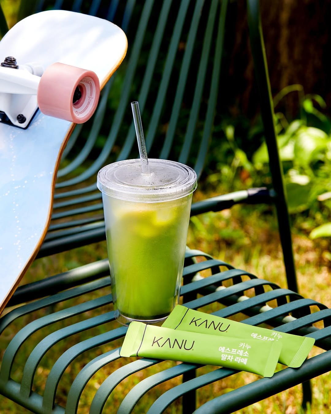 Photo by 카누 공식 인스타그램 on September 09, 2025. May be an image of skateboard, lemonade, water bottle, juice, outdoors and text that says 'F KANU KΝΟ 에스프래 예스파감수 카누 에스프레소 카누 말차라떼 말차 라떼'.