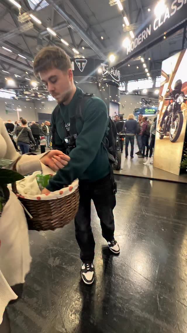 karavasy_ 게시물 이미지: „Möchtest du einen?"👀❤️

manchmal reicht ein...