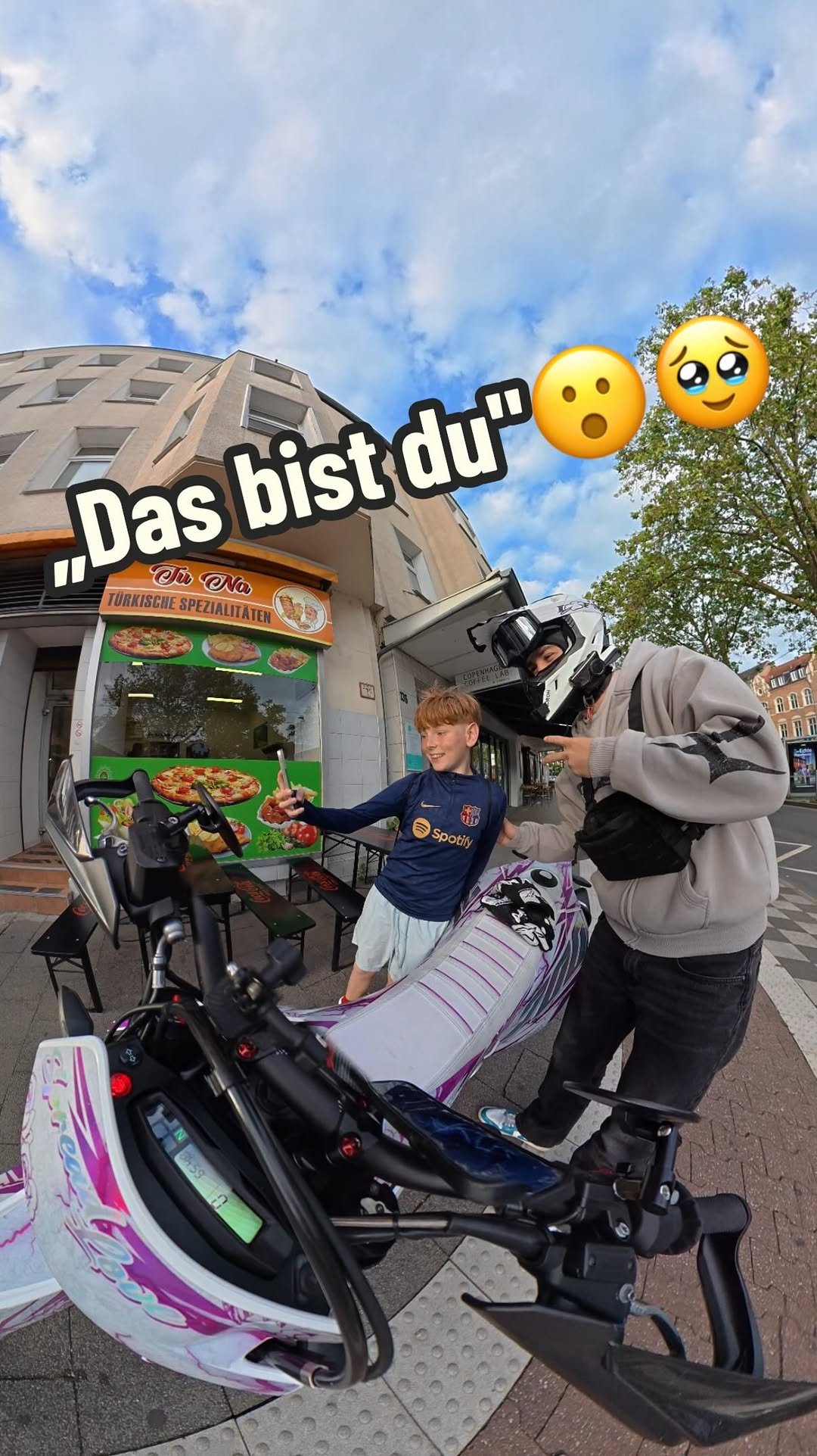 karavasy_ 게시물 이미지: „Können wir ein Foto machen?"👀

Ein mix aus...