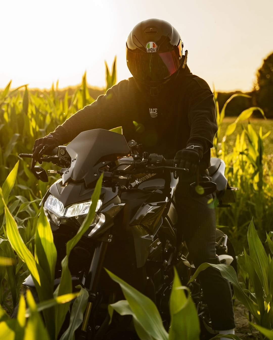 Photo shared by Karavasy on September 15, 2024 tagging @flosch_life, @pierre_701, @i.am.philo, @griko_92, @jeremy.pcl, @max.stnn, @fastlane.fabi, @blacksza_m1, @derolax, @derloyal, @yassinzue, @rnd_paul_, @mr_z900x, @rieqz, @wildandfreeoffiziell, and @teo.kx1.