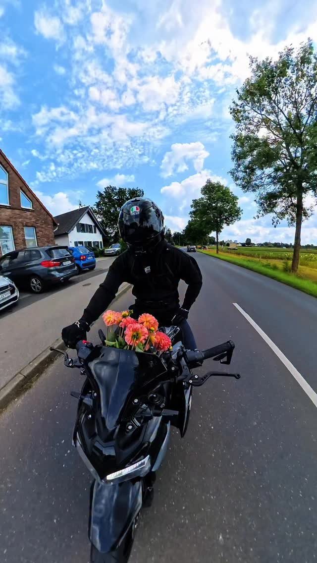 karavasy_ 게시물 이미지: BLUMEN FÜR MÄNNER? 😪

Als Junge wird einem...