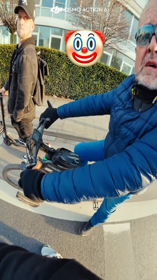 karavasy_ 게시물 이미지: Liebe Grüße an alle Radel-Fahrer😚🤣

Ich sag...