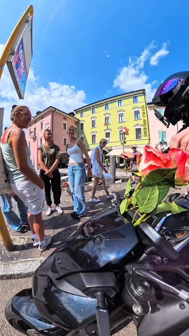 karavasy_ 게시물 이미지: VERTEILT ETWAS LIEBE FRIENDS❤️

 Blumen kosten...