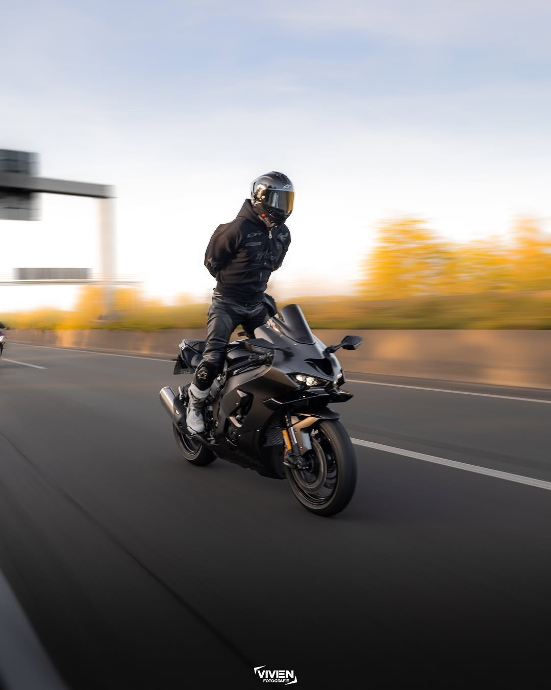 karavasy_ 게시물 이미지: KAWASAKI NINJA ZX10R x BMW S1000RR

2...
