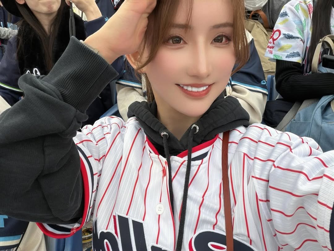 Photo by 楪カレン on April 05, 2026. May be an image of one or more people, hair, parka, top and text.