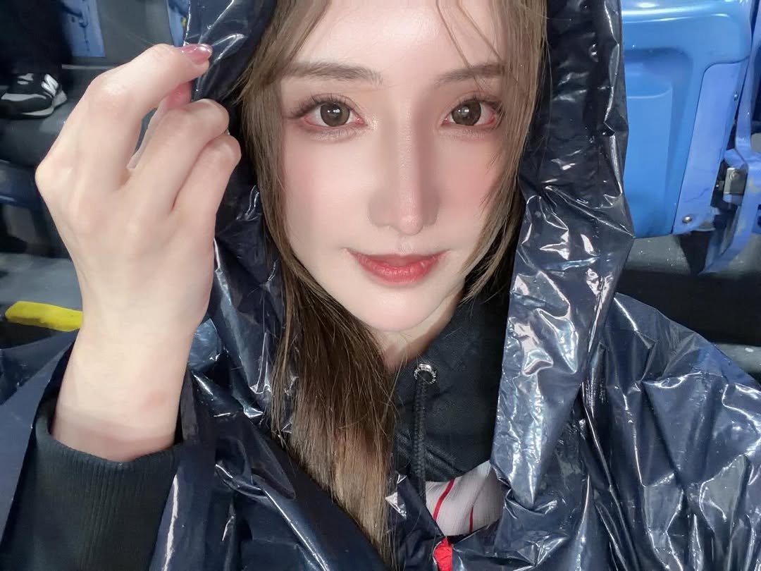 Photo by 楪カレン on April 02, 2026. May be an image of raincoat, parka and text.