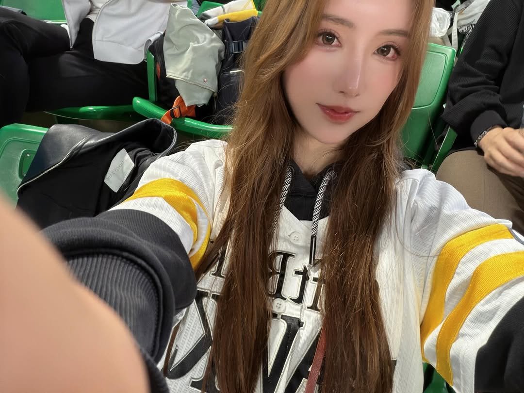 Photo by 楪カレン on April 16, 2026. May be an image of one or more people, hair and text.